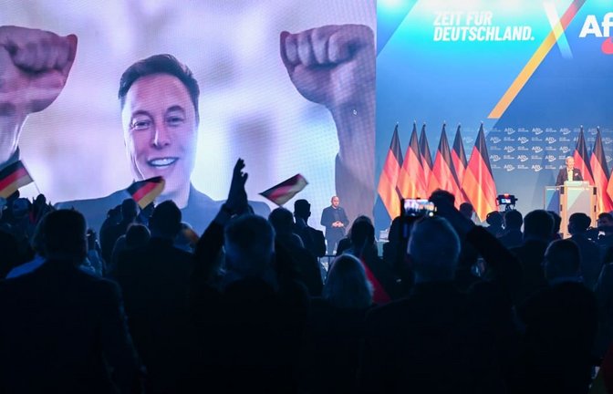 Schon im Bundestagswahlkampf unterstützte er die AfD: Tesla-Chef Elon Musk. Zum Parteitag im Januar 2025 wurde er zum Parteitag in Halle (Saale) zugeschaltet.<span class='image-autor'>Hendrik Schmidt/dpa</span>
