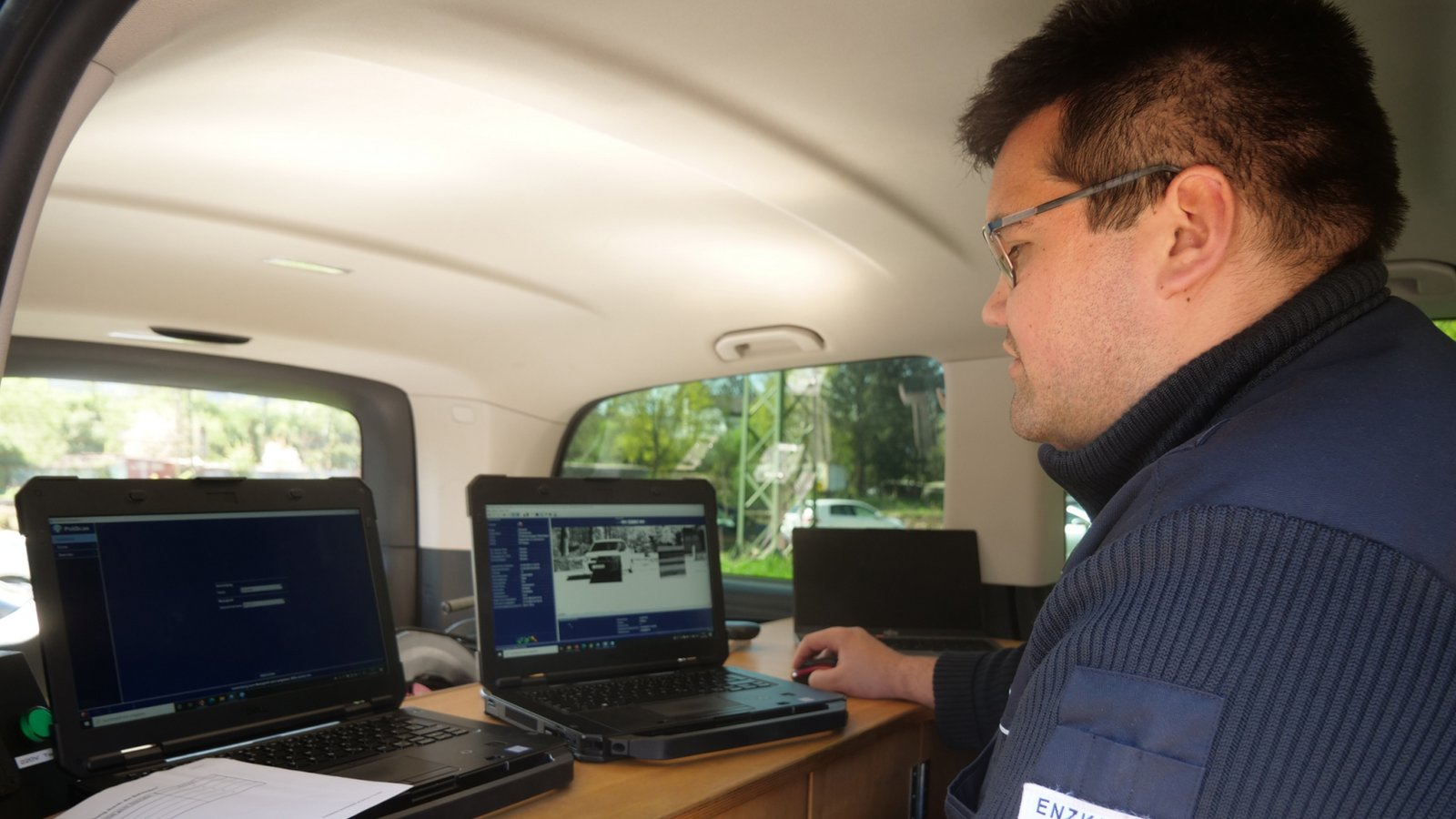 Außendienstmitarbeiter Matthias Schucker hat die Schnellfahrer im Blick. Foto: Friedrich Außendienstmitarbeiter Matthias Schucker hat die Schnellfahrer im Blick. Foto: Friedrich