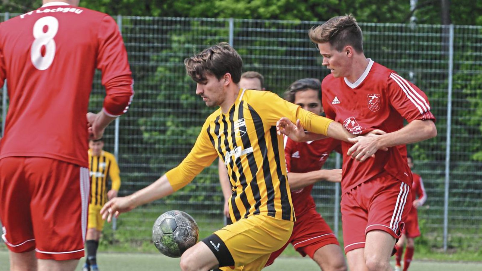 Marko Gazinkovski (Mitte) gehört zu der ganzen Gruppe an Fußballern, die vom SV Riet zum TSV Nussdorf wechseln. Foto: Nachreiner Marko Gazinkovski (Mitte) gehört zu der ganzen Gruppe an Fußballern, die vom SV Riet zum TSV Nussdorf wechseln. Foto: Nachreiner