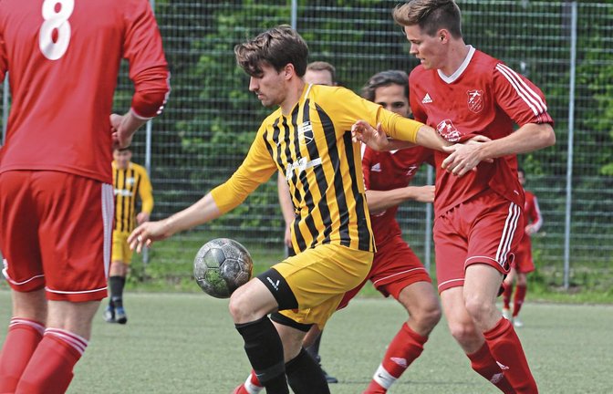 Marko Gazinkovski (Mitte) gehört zu der ganzen Gruppe an Fußballern, die vom SV Riet zum TSV Nussdorf wechseln. Foto: Nachreiner