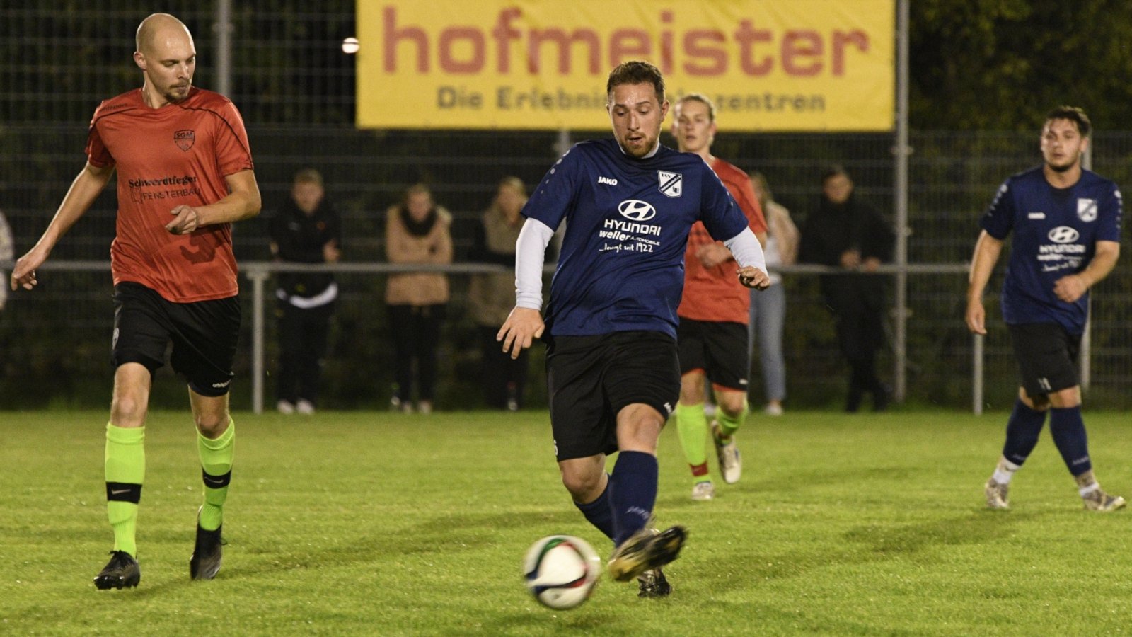 Riccardo Solombrino (Mitte) spielt den Pass in die Tiefe, doch Häfnerhaslach verliert. Foto: Leitner Riccardo Solombrino (Mitte) spielt den Pass in die Tiefe, doch Häfnerhaslach verliert. Foto: Leitner