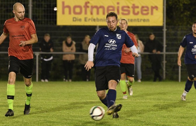 Riccardo Solombrino (Mitte) spielt den Pass in die Tiefe, doch Häfnerhaslach verliert. <span class='image-autor'>Foto: Leitner</span>