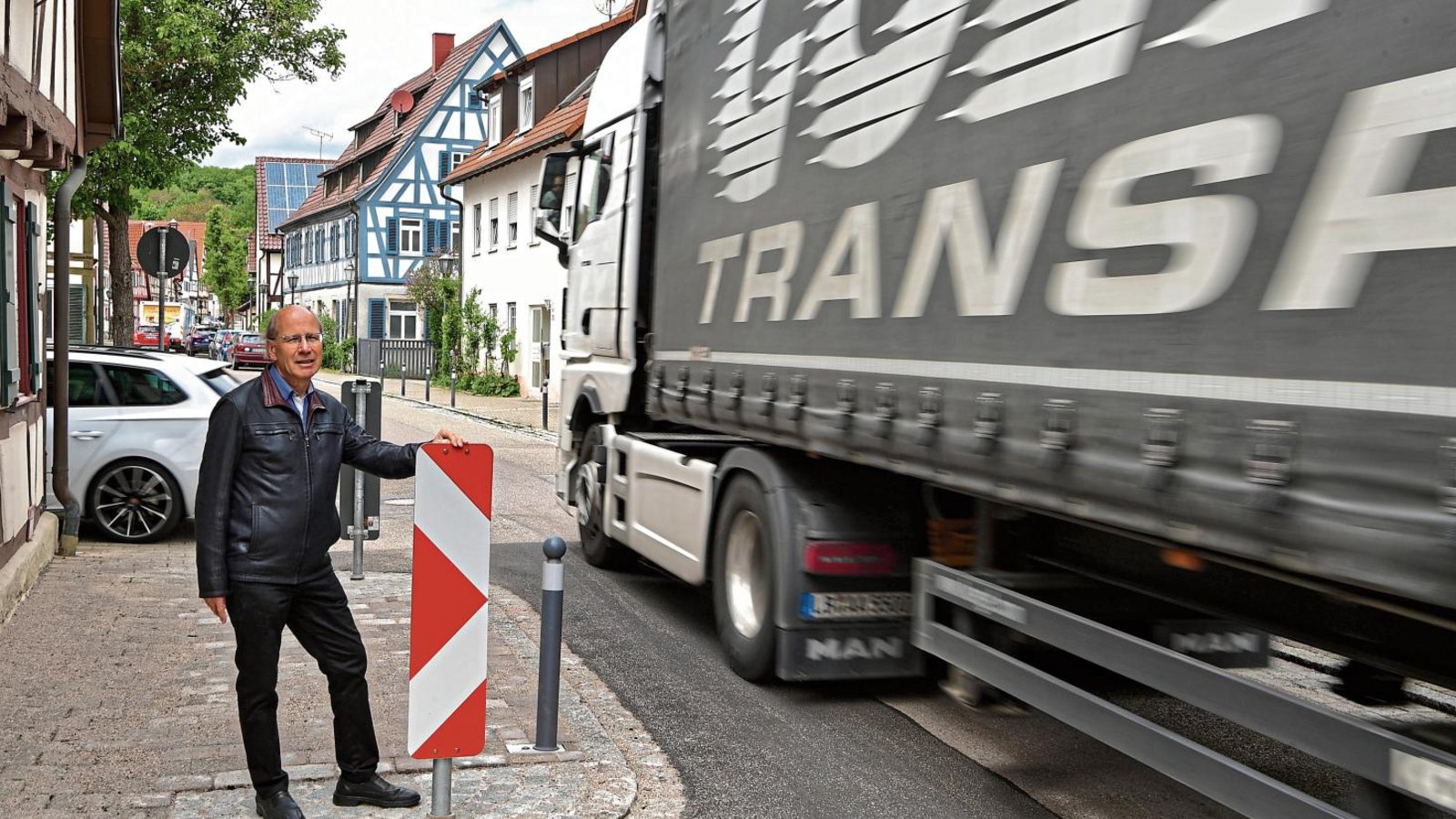 Ochsenbachs Ortsvorsteher Dieter Baum an der Engstelle der Ortsdurchfahrt. Er lehnt die Rückkehr zu Tempo 50 ab. Foto: Kalb Ochsenbachs Ortsvorsteher Dieter Baum an der Engstelle der Ortsdurchfahrt. Er lehnt die Rückkehr zu Tempo 50 ab. Foto: Kalb