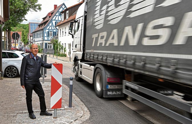 Ochsenbachs Ortsvorsteher Dieter Baum an der Engstelle der Ortsdurchfahrt. Er lehnt die Rückkehr zu Tempo 50 ab. Foto: Kalb