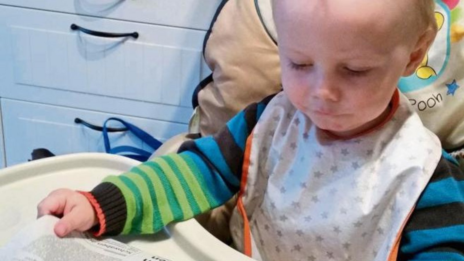 Von wegen die Jugend starrt nur noch ins Smartphone: Matteo ist 2 und „liest“ schon VKZ. Wenn die Kitakumpels mitmachen, ist die Zukunft der Zeitungen ja gesichert. Foto: Rieger Von wegen die Jugend starrt nur noch ins Smartphone: Matteo ist 2 und „liest“ schon VKZ. Wenn die Kitakumpels mitmachen, ist die Zukunft der Zeitungen ja gesichert. Foto: Rieger