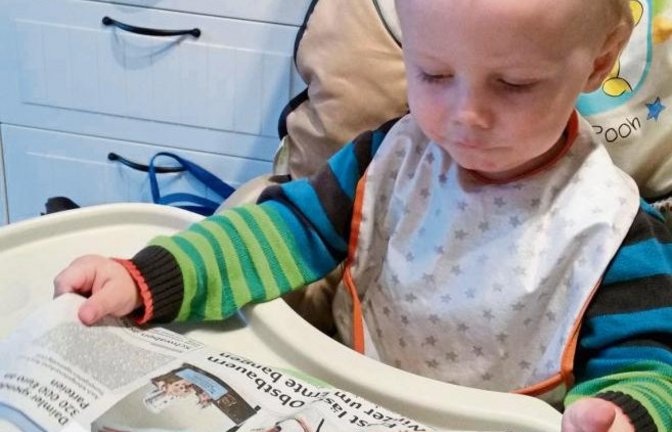 Von wegen die Jugend starrt nur noch ins Smartphone: Matteo ist 2 und „liest“ schon VKZ. Wenn die Kitakumpels mitmachen, ist die Zukunft der Zeitungen ja gesichert. Foto: Rieger