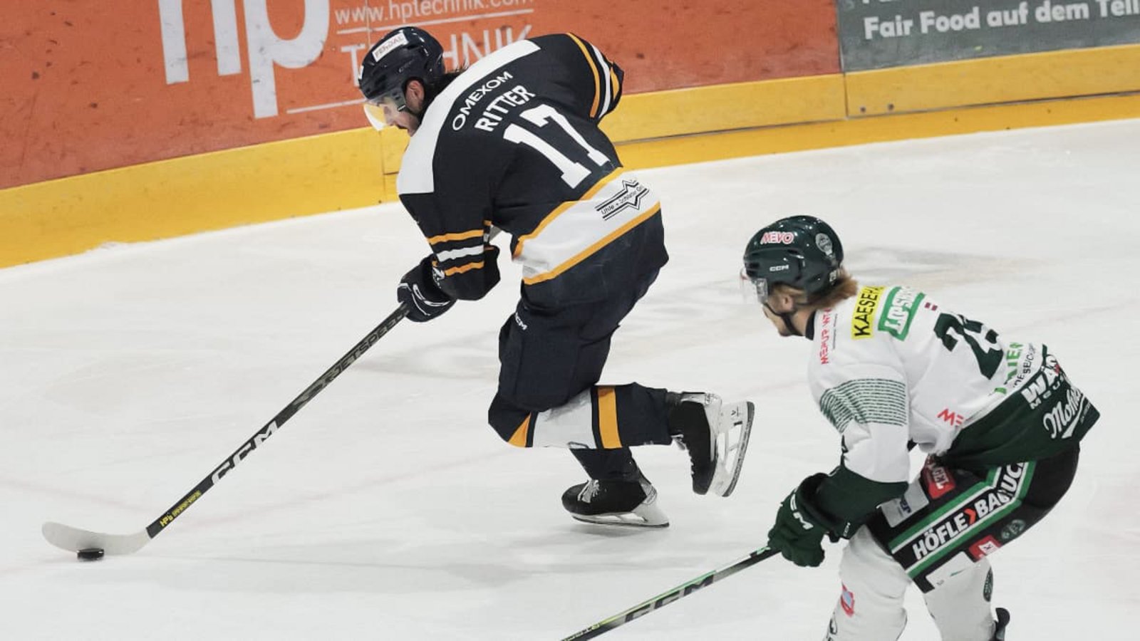 Rebels-Verteidiger Toni Ritter (links), sonst Mr. Zuverlässig, unterliefen gegen die Tigers aus Bregenz zwei folgenschwere Fehler.Günter Bergmann