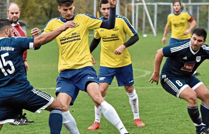 Nussdorfs Timo Bopp kommt hier gegen die Hellas-Abwehr nicht durch. Foto: Leitner
