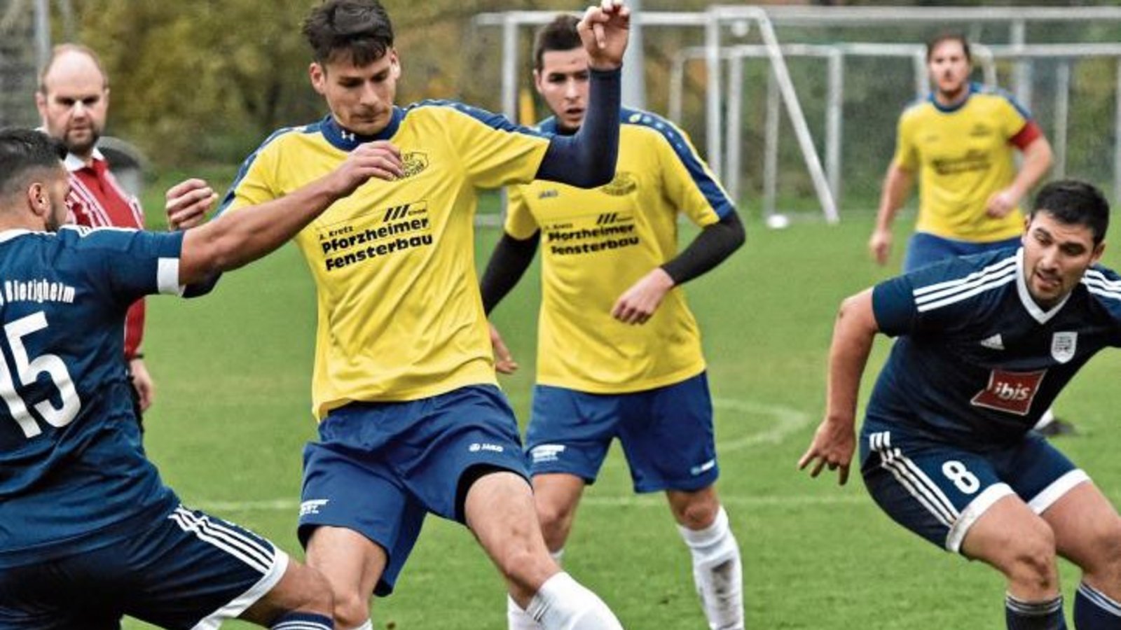 Nussdorfs Timo Bopp kommt hier gegen die Hellas-Abwehr nicht durch. Foto: Leitner Nussdorfs Timo Bopp kommt hier gegen die Hellas-Abwehr nicht durch. Foto: Leitner