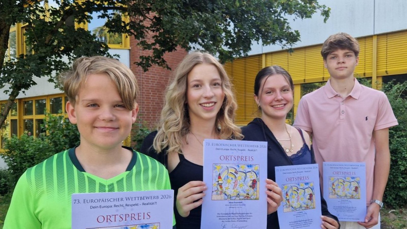 Die stolzen Preisträgerinnen und Preisträger der Kleinglattbacher Ottmar-Mergenthaler-Realschule. Foto: p Die stolzen Preisträgerinnen und Preisträger der Kleinglattbacher Ottmar-Mergenthaler-Realschule. Foto: p