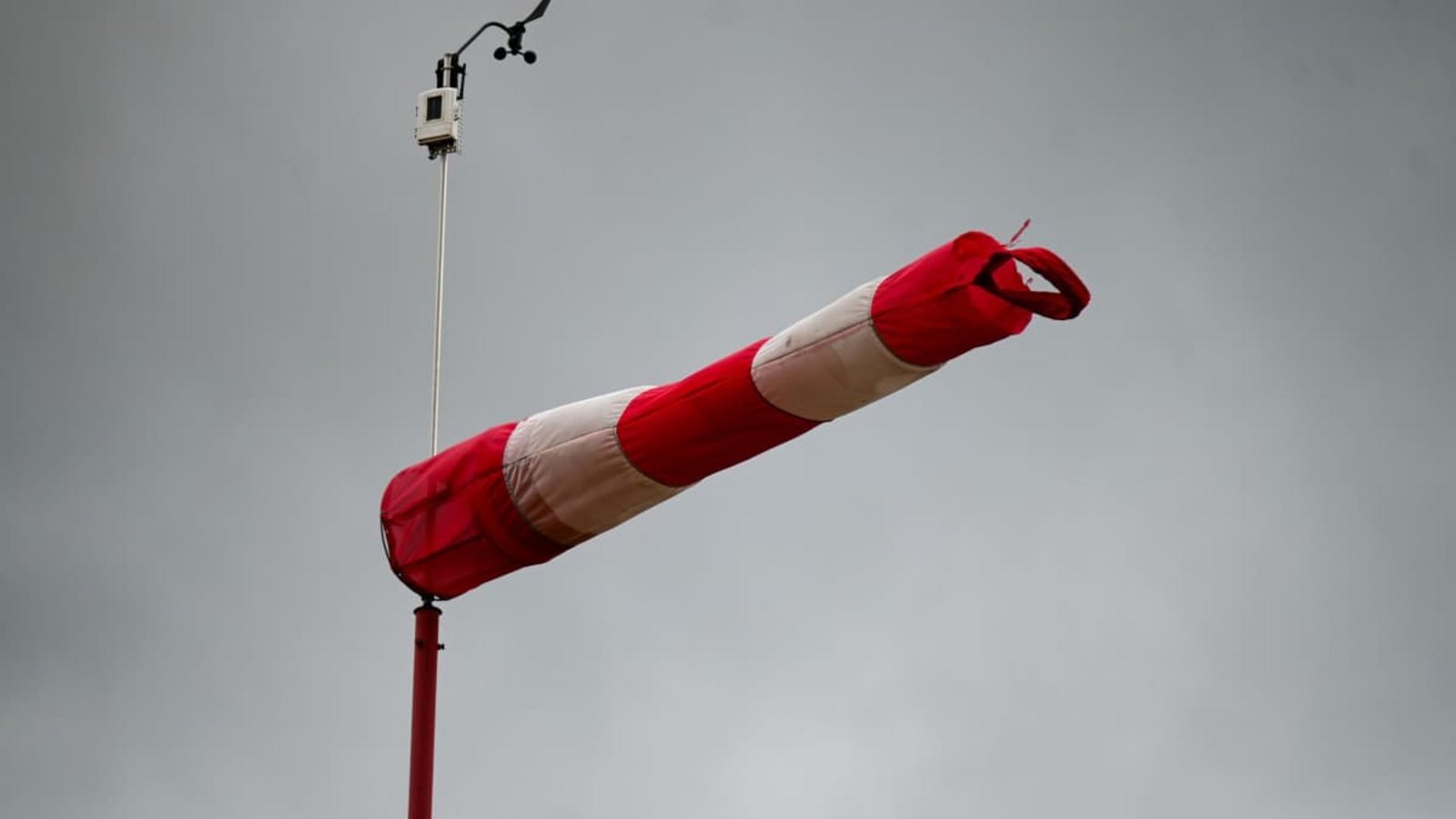 Der Deutsche Wetterdienst warnt vor Sturm in Deutschland. (Symbolfoto)Marius Bulling/dpa