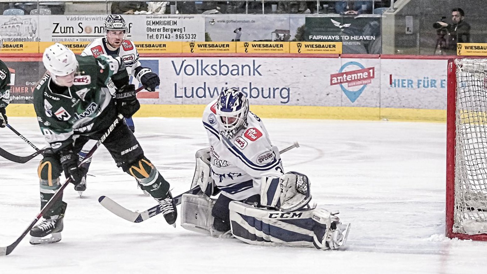 Alexander Preibisch (links) hat bei 0:3-Rückstand mit einem Unterzahltor die Aufholjagd gegen den SC Riessersee eröffnet. Foto: Simecek Alexander Preibisch (links) hat bei 0:3-Rückstand mit einem Unterzahltor die Aufholjagd gegen den SC Riessersee eröffnet. Foto: Simecek