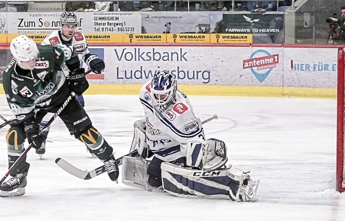 Alexander Preibisch (links) hat bei 0:3-Rückstand mit einem Unterzahltor die Aufholjagd gegen den SC Riessersee eröffnet. Foto: Simecek