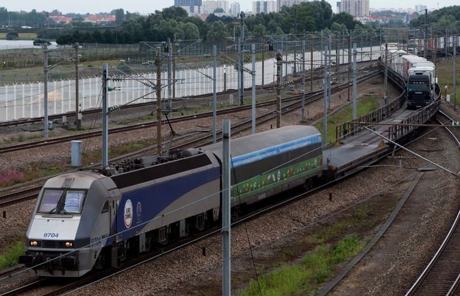 Beim Zusammenstoß eines Kleinbusses mit einem Güterzug am Kanaltunnel in Calais sind 19 Menschen verletzt worden. (Symbolbild)<span class='image-autor'>picture alliance / dpa</span>