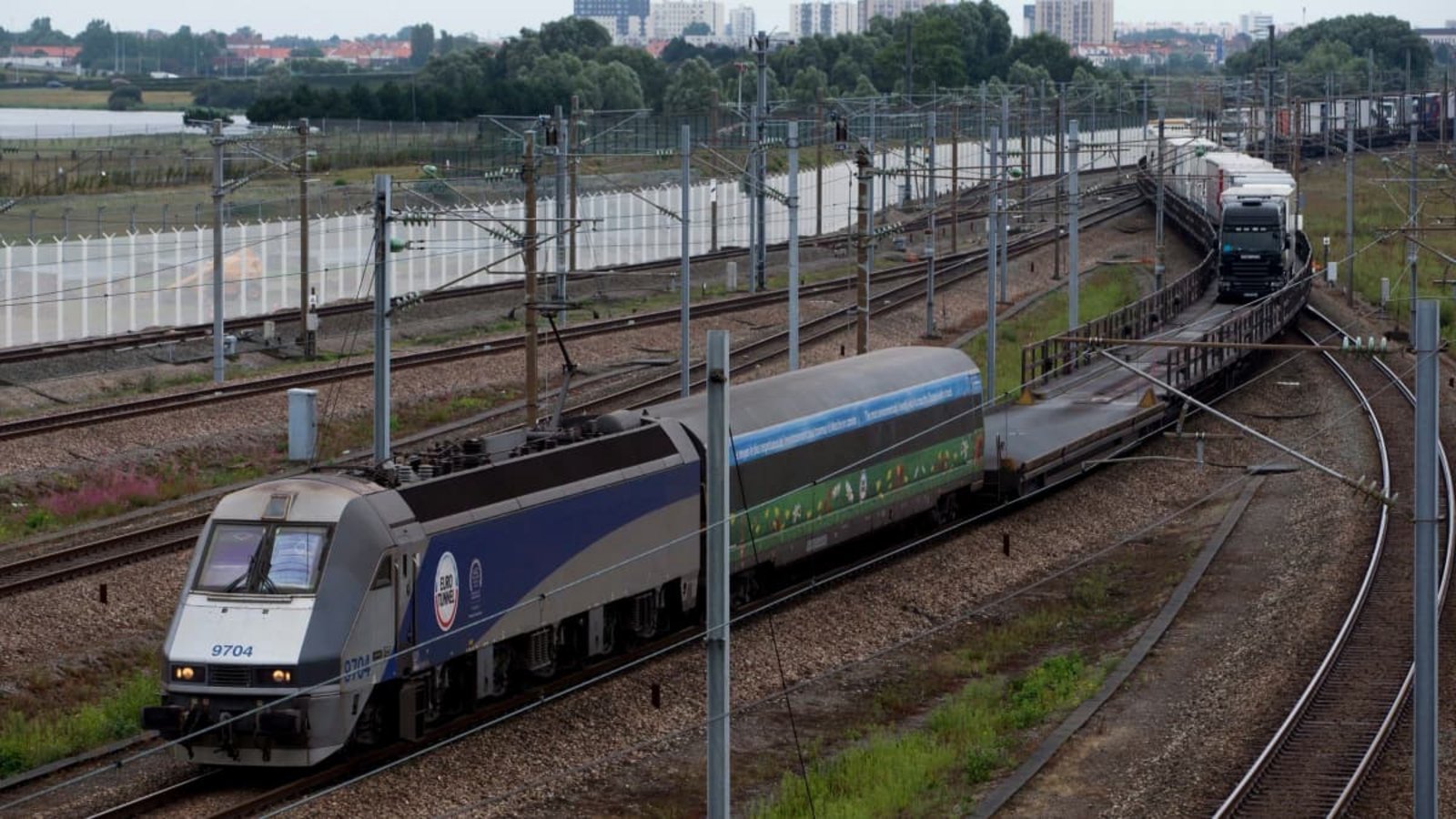 Beim Zusammenstoß eines Kleinbusses mit einem Güterzug am Kanaltunnel in Calais sind 19 Menschen verletzt worden. (Symbolbild)picture alliance / dpa Beim Zusammenstoß eines Kleinbusses mit einem Güterzug am Kanaltunnel in Calais sind 19 Menschen verletzt worden. (Symbolbild)picture alliance / dpa