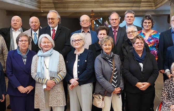 Sie blicken auf ihre Konfirmation vor 50, 60 oder 70 Jahren zurück: die Jubilare in der Clemenskirche in Horrheim.  <span class='image-autor'>Foto: Leins</span>