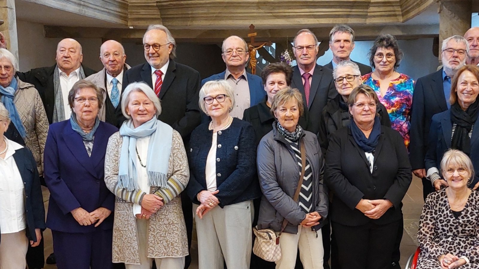 Sie blicken auf ihre Konfirmation vor 50, 60 oder 70 Jahren zurück: die Jubilare in der Clemenskirche in Horrheim.  Foto: Leins