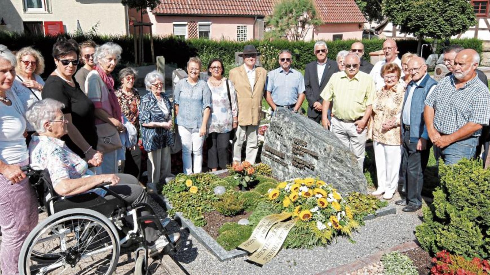 Rund zwei Dutzend Verwandte und Freunde versammelten sich am Sonntag, dem 25. Todestag von Gottlob Frick, an dessen Grab in Ölbronn, rechts der Geschäftsführer der Frick-Gesellschaft, Alt-Bürgermeister Adalbert Bangha. Foto: Kollros Rund zwei Dutzend Verwandte und Freunde versammelten sich am Sonntag, dem 25. Todestag von Gottlob Frick, an dessen Grab in Ölbronn, rechts der Geschäftsführer der Frick-Gesellschaft, Alt-Bürgermeister Adalbert Bangha. Foto: Kollros