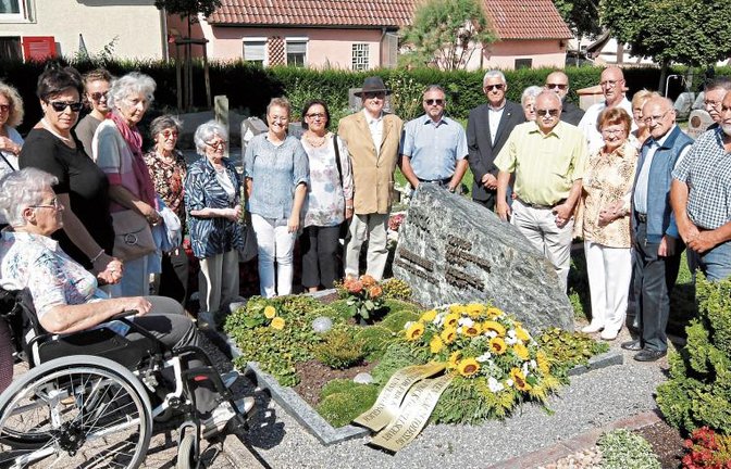 Rund zwei Dutzend Verwandte und Freunde versammelten sich am Sonntag, dem 25. Todestag von Gottlob Frick, an dessen Grab in Ölbronn, rechts der Geschäftsführer der Frick-Gesellschaft, Alt-Bürgermeister Adalbert Bangha. Foto: Kollros