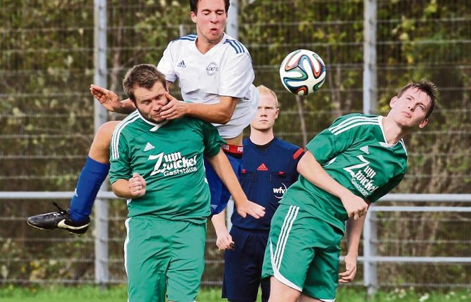 Unter den Augen von Schiedsrichter David Schmid landet der Illinger Andreas Köppl auf den Schultern und im Gesicht von Thorsten Dertinger. Ursprung dieser Szene war ein Kopfballduell mit Sebastian Strasser (rechts). Foto: Küppers