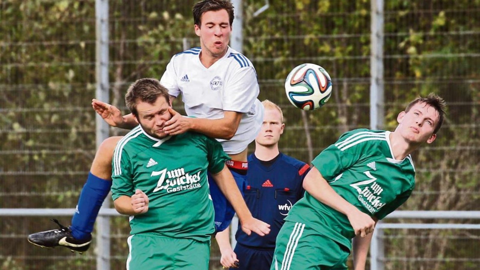 Unter den Augen von Schiedsrichter David Schmid landet der Illinger Andreas Köppl auf den Schultern und im Gesicht von Thorsten Dertinger. Ursprung dieser Szene war ein Kopfballduell mit Sebastian Strasser (rechts). Foto: Küppers Unter den Augen von Schiedsrichter David Schmid landet der Illinger Andreas Köppl auf den Schultern und im Gesicht von Thorsten Dertinger. Ursprung dieser Szene war ein Kopfballduell mit Sebastian Strasser (rechts). Foto: Küppers