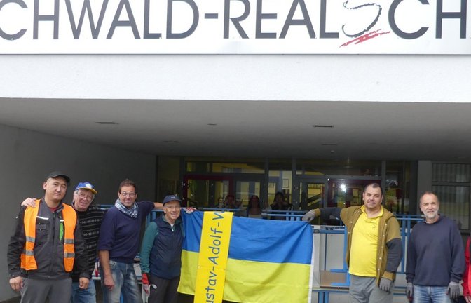 Das GAW-Team beim Laden von Schulmöbeln in Sachsenheim.  <span class='image-autor'>Foto: p</span>