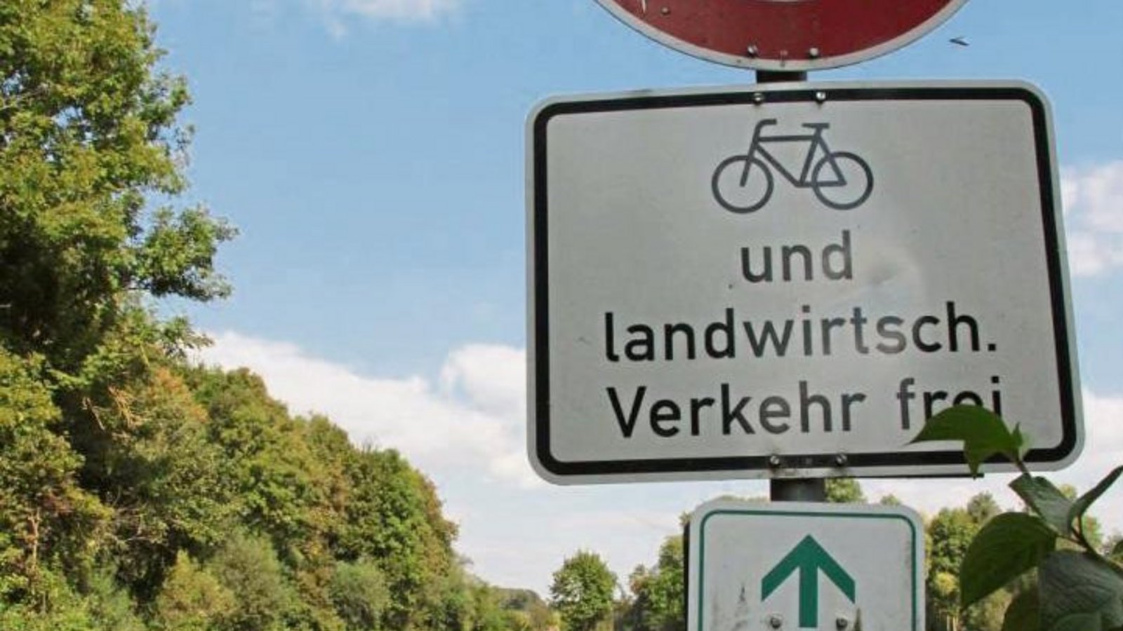 Warnhinweise sollen auf den Zustand des Enztalradwegs aufmerksam machen.  Foto: Banholzer