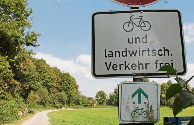 Warnhinweise sollen auf den Zustand des Enztalradwegs aufmerksam machen.  Foto: Banholzer