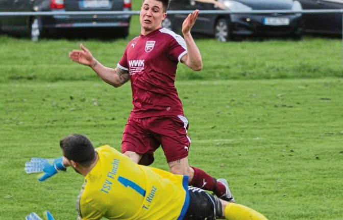 Flachts Torwart Tobias Rünz spielte immer wieder geschickt mit. Hier verkürzte er den Winkel gegen Riets Maurizio Aprigliano. Foto: Nachreiner