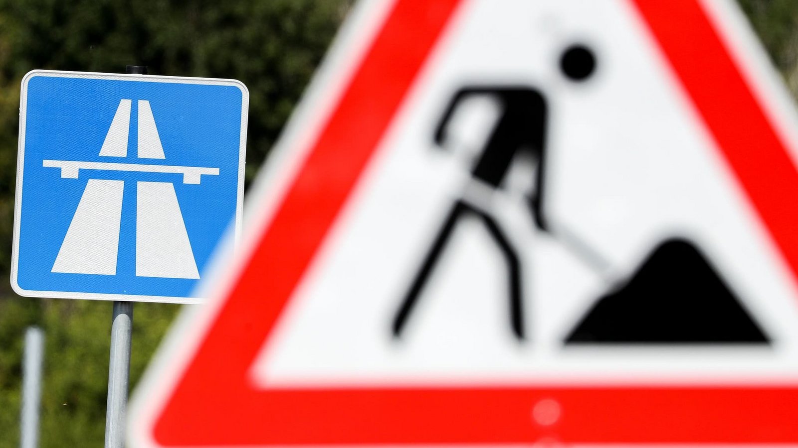 Wegen einer Fahrbahndeckenerneuerung kann die A8 zwischen den Anschlussstellen Pforzheim-Süd und Heimsheim am Wochenende in Richtung Stuttgart nicht befahren werden. (Symbolbild)Jan Woitas/dpa-Zentralbild/dpa Wegen einer Fahrbahndeckenerneuerung kann die A8 zwischen den Anschlussstellen Pforzheim-Süd und Heimsheim am Wochenende in Richtung Stuttgart nicht befahren werden. (Symbolbild)Jan Woitas/dpa-Zentralbild/dpa