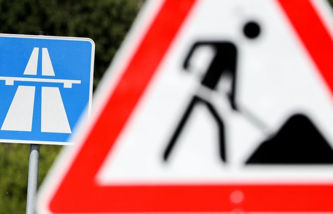 Wegen einer Fahrbahndeckenerneuerung kann die A8 zwischen den Anschlussstellen Pforzheim-Süd und Heimsheim am Wochenende in Richtung Stuttgart nicht befahren werden. (Symbolbild)<span class='image-autor'>Jan Woitas/dpa-Zentralbild/dpa</span>