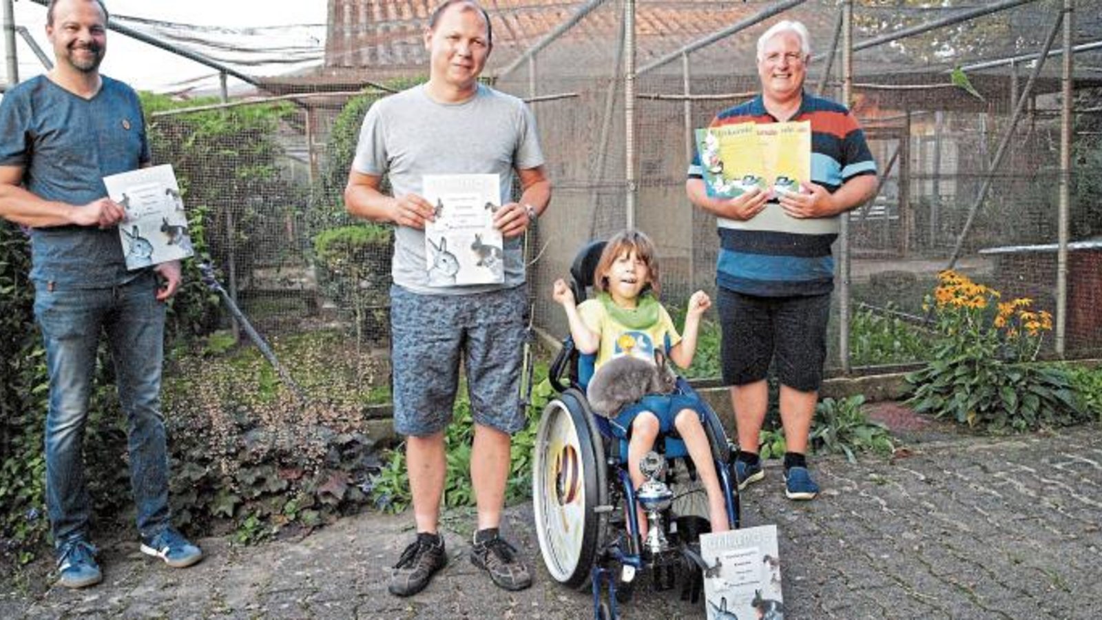 Die Gewinner der Jungtierschau (von links): Marco Mannhardt, Jungtiersieger, Marco Jauß, Jungtiermeister, Shirin Jauß, Jugendsiegerin – alle Kategorie Kaninchen. Karl Schmälzle, vierfacher Gewinner: Jungtiermeister und Jungtiersieger in der Kategorie Tauben und Hühner