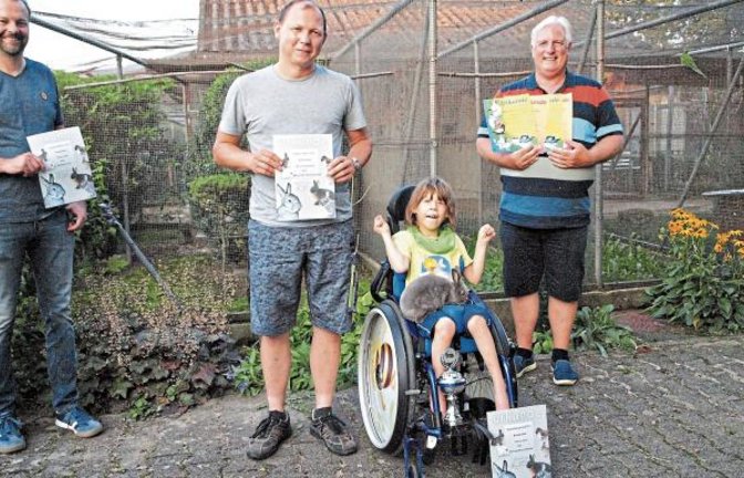 Die Gewinner der Jungtierschau (von links): Marco Mannhardt, Jungtiersieger, Marco Jauß, Jungtiermeister, Shirin Jauß, Jugendsiegerin – alle Kategorie Kaninchen. Karl Schmälzle, vierfacher Gewinner: Jungtiermeister und Jungtiersieger in der Kategorie Tauben und Hühner