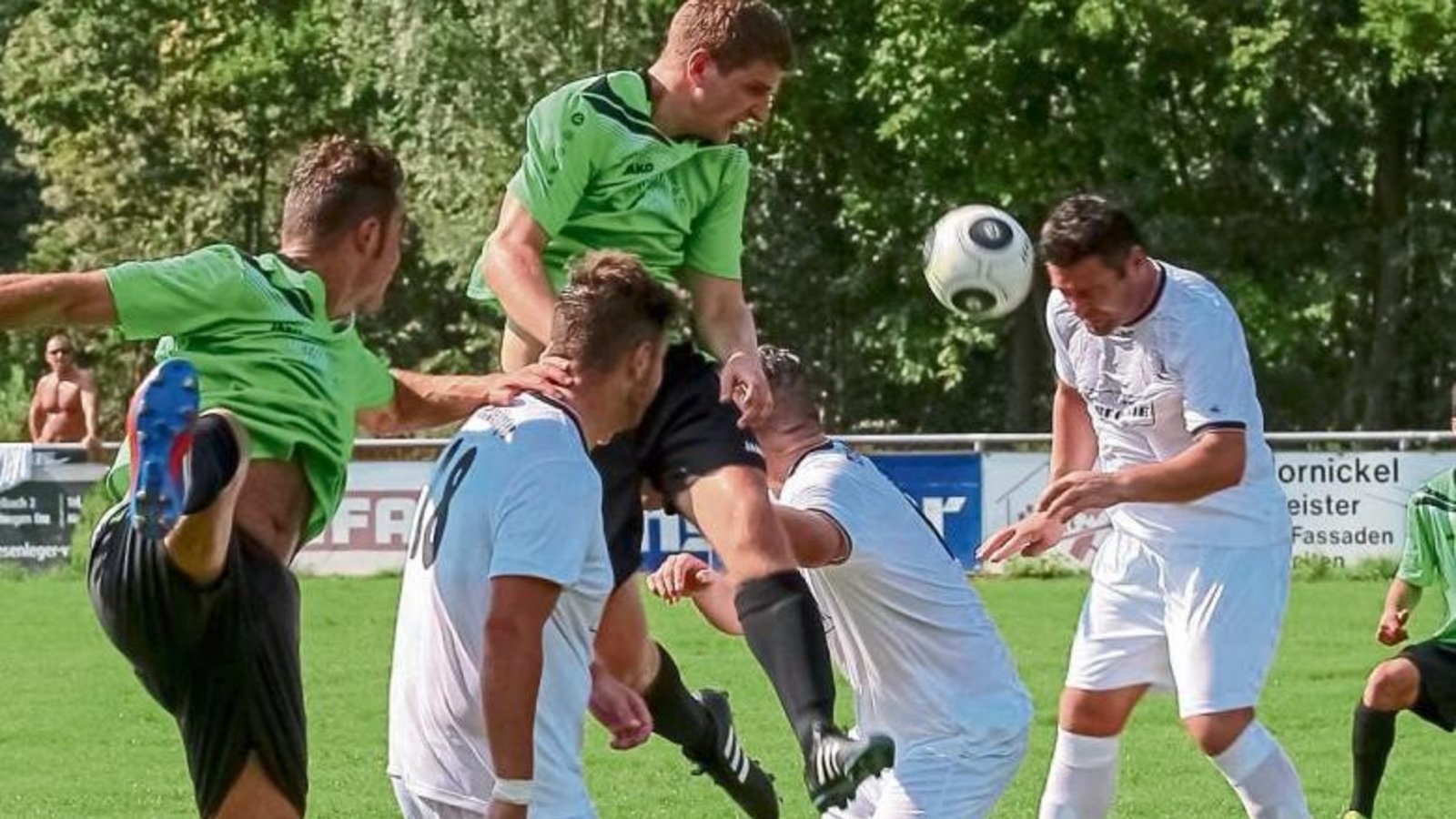 Enzweihingens Petrit Elezaj (rechts) klärt per Kopf, nachdem die Sersheimer Timur Cakmak und Daniel Koopmann (von links) verpasst haben. Foto: Simecek