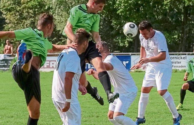 Enzweihingens Petrit Elezaj (rechts) klärt per Kopf, nachdem die Sersheimer Timur Cakmak und Daniel Koopmann (von links) verpasst haben. Foto: Simecek