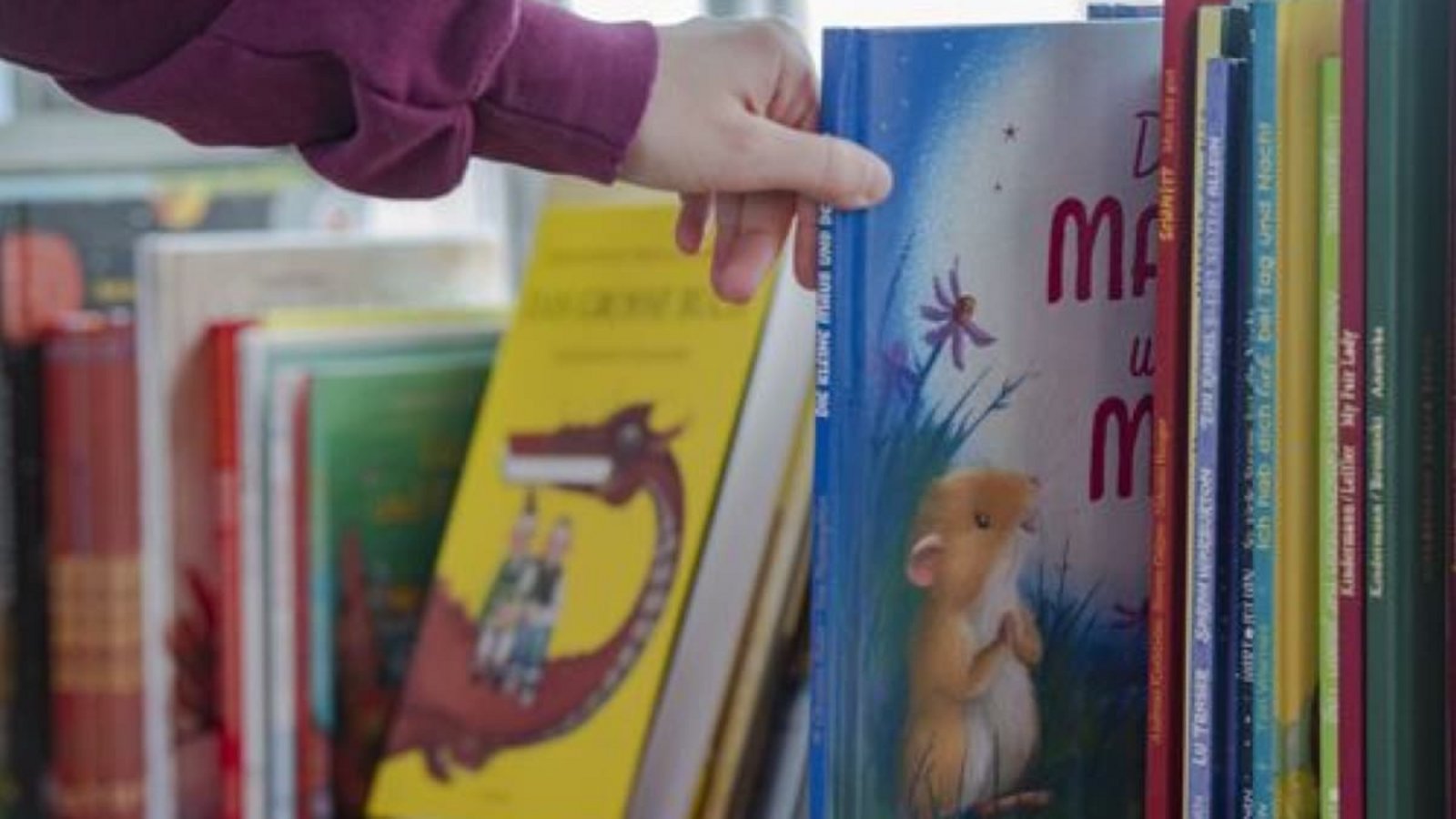 Müssen Grundschüler in drei Remsecker Stadtteilen bald weitere Wege zu neuer Lektüre in Kauf nehmen? Die Stadt möchte ihr Bibliotheksangebot neu organisieren.Paul Zinken/dpa Müssen Grundschüler in drei Remsecker Stadtteilen bald weitere Wege zu neuer Lektüre in Kauf nehmen? Die Stadt möchte ihr Bibliotheksangebot neu organisieren.Paul Zinken/dpa