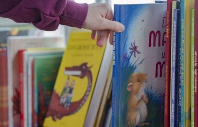 Müssen Grundschüler in drei Remsecker Stadtteilen bald weitere Wege zu neuer Lektüre in Kauf nehmen? Die Stadt möchte ihr Bibliotheksangebot neu organisieren.<span class='image-autor'>Paul Zinken/dpa</span>