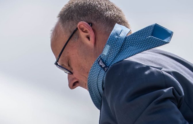 Verwirbelungen: Hier ist es nur die Krawatte, die Bundeskanzler Friedrich Merz (CDU) um die Ohren fliegt.<span class='image-autor'>Michael Kappeler/dpa</span>