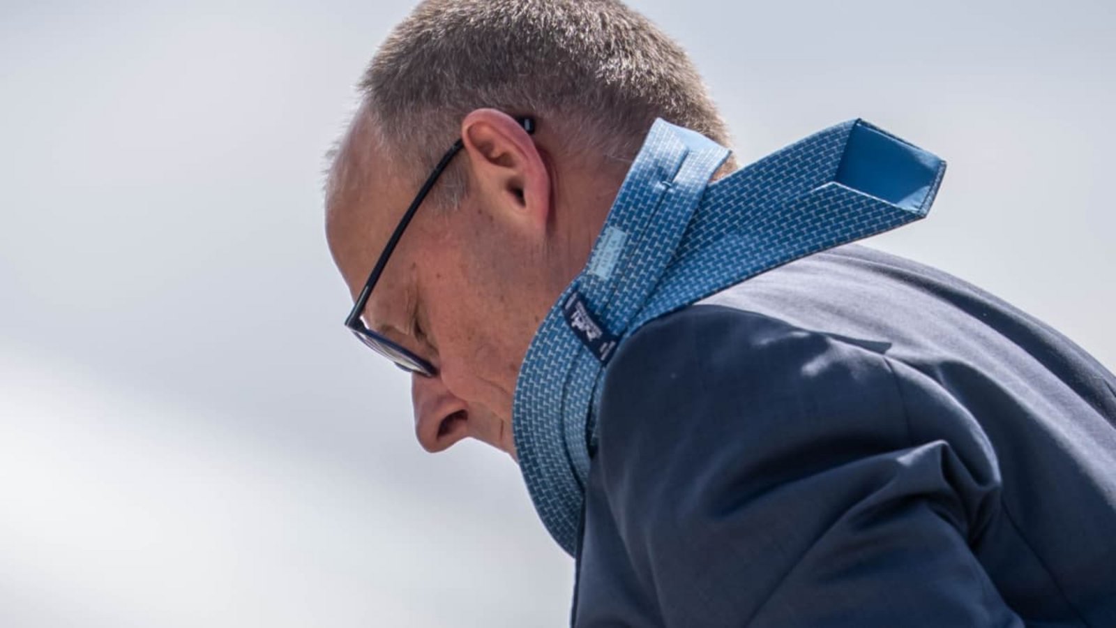 Verwirbelungen: Hier ist es nur die Krawatte, die Bundeskanzler Friedrich Merz (CDU) um die Ohren fliegt.Michael Kappeler/dpa