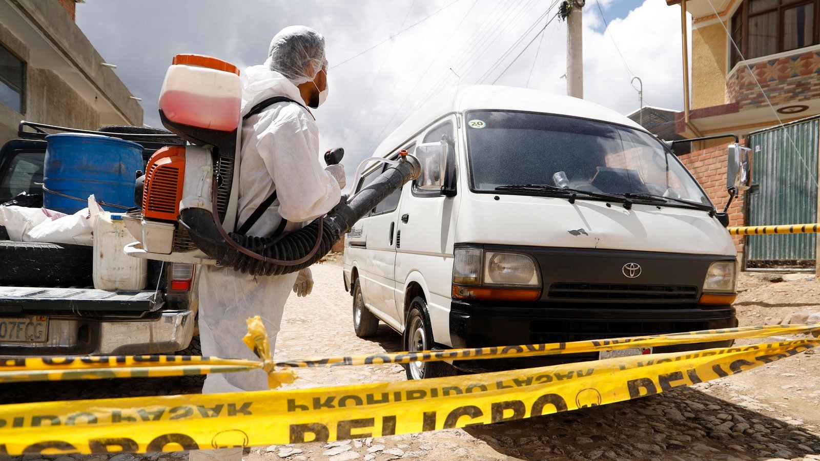 Ein Gesundheitsarbeiter in Schutzkleidung desinfiziert ein Auto in der bolivianischen Stadt Cochabamba. Dort wurde ein Vogelgrippe-Ausbruch festgestellt.Foto: David Flores/dpa