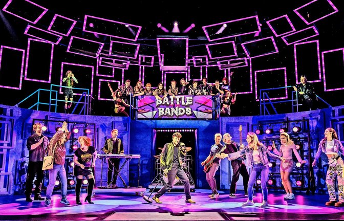 „Oh, Ich lieb’ dich! Egal wie das klingt, ich lieb’ dich!“ Im Musical „Abenteuerland“ gewinnt die Band Crusade mit einem Pur-Hit einen Musikwettbewerb.<span class='image-autor'>Foto: ATG/Jochen Quast</span>