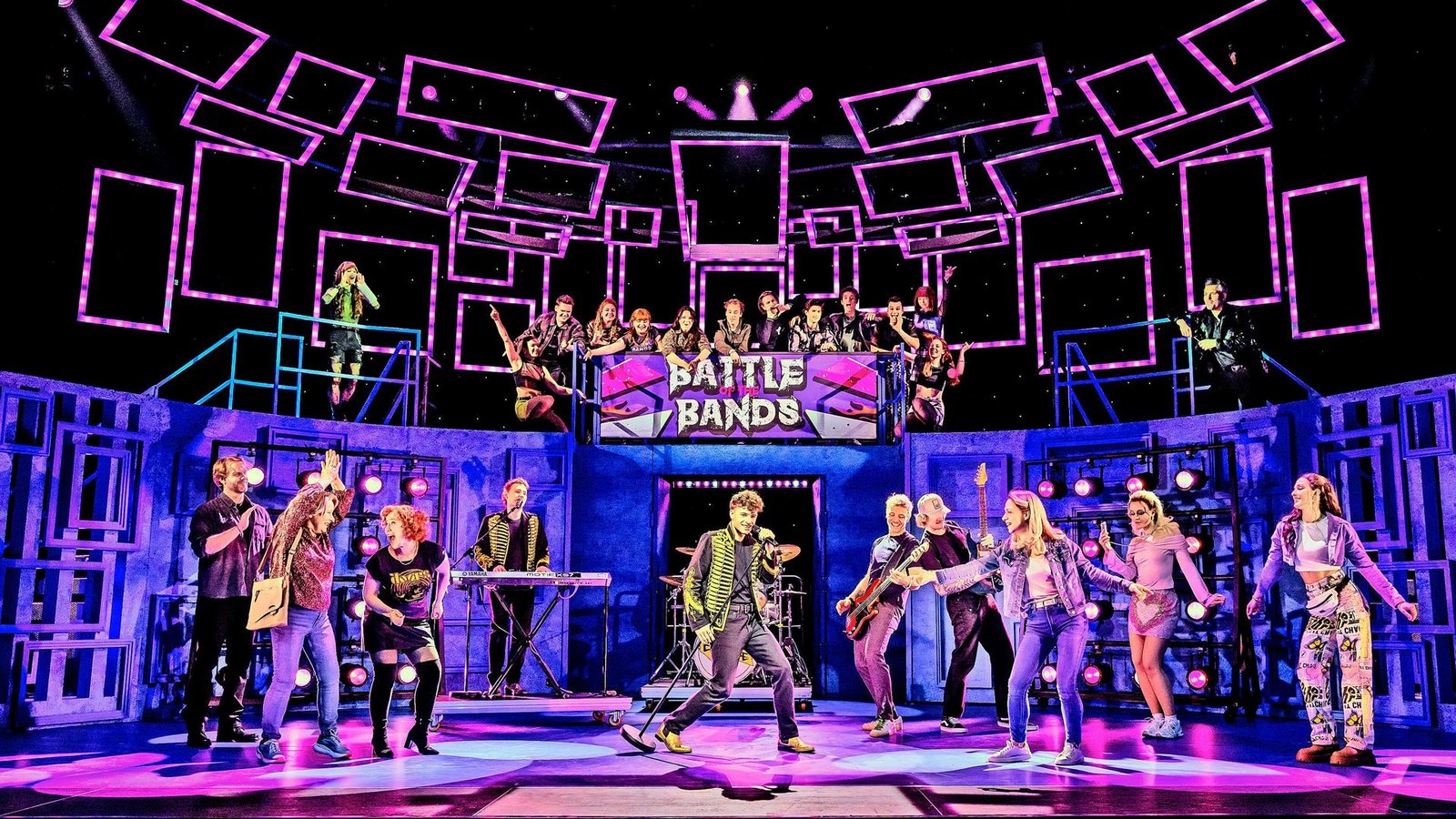 „Oh, Ich lieb’ dich! Egal wie das klingt, ich lieb’ dich!“ Im Musical „Abenteuerland“ gewinnt die Band Crusade mit einem Pur-Hit einen Musikwettbewerb.Foto: ATG/Jochen Quast