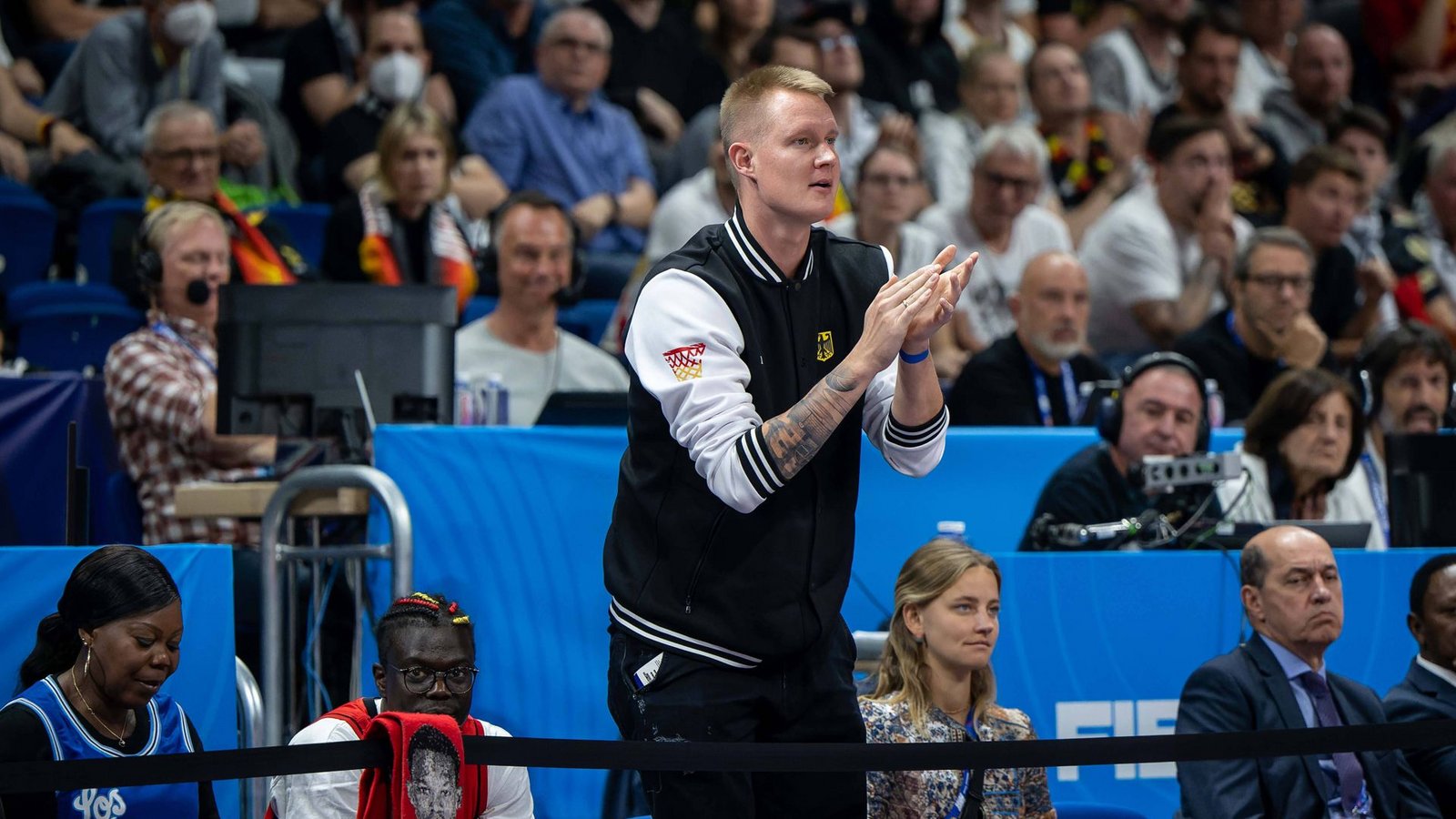 Robert Benzing hatte die Partie um Platz drei als Zuschauer miterlebt und die deutsche Mannschaft 40 Minuten lang energisch angefeuert.Foto: IMAGO/Tilo Wiedensohler