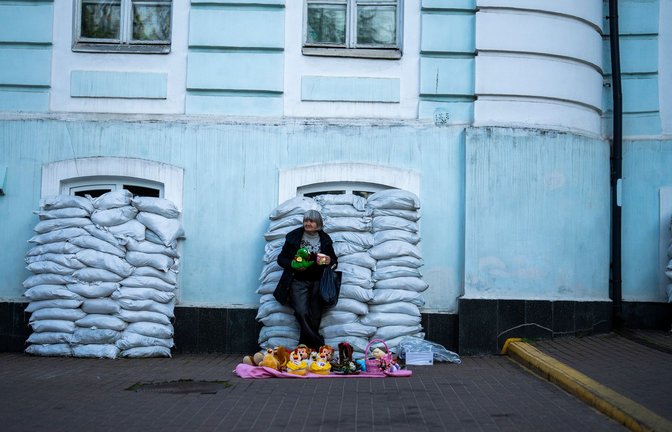 Kiew ist eine Stadt der Gegensätze geworden: Vor mit Sandsäcken geschützten Fenstern verkauft eine Frau Spielzeug. Die Ukraine verteidigt sich nun seit 796 Tagen gegen den russischen Angriffskrieg.<span class='image-autor'>Foto: Francisco Seco/AP/dpa</span>