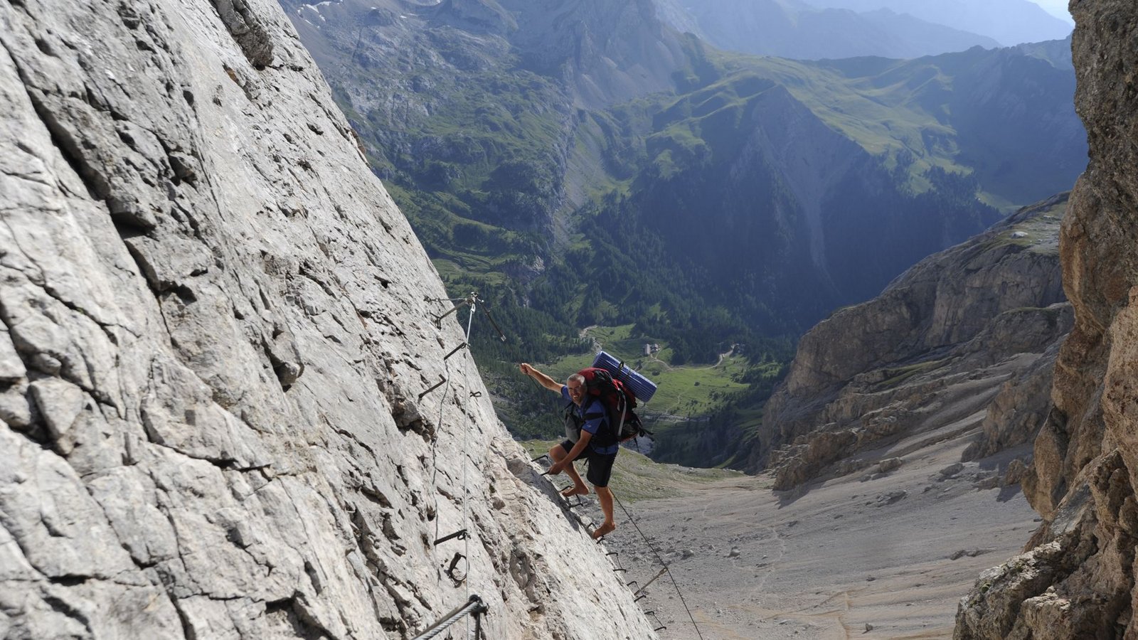 Die letzten Eisensprossen trennen den Barfußwanderer vom Geröllfeld auf der Südseite der Marmolada. Hier erwartet ihn im scharfkantigen Gestein der Dolomiten die schwierigste Etappe der Alpenüberquerung.Foto: Martl Jung Die letzten Eisensprossen trennen den Barfußwanderer vom Geröllfeld auf der Südseite der Marmolada. Hier erwartet ihn im scharfkantigen Gestein der Dolomiten die schwierigste Etappe der Alpenüberquerung.Foto: Martl Jung