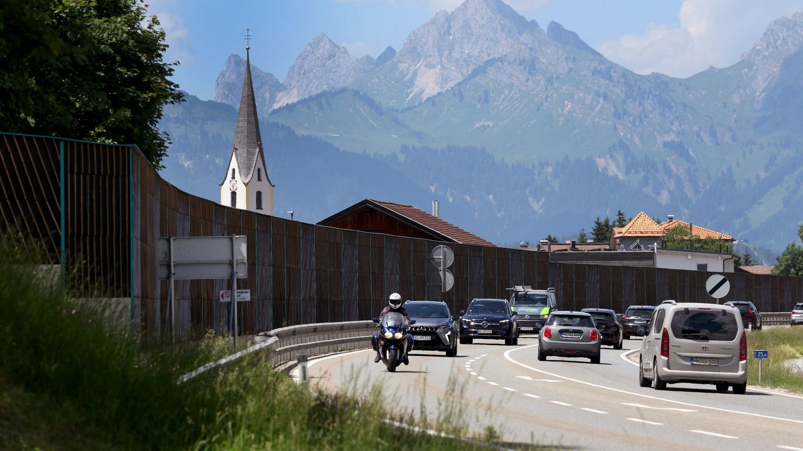 Ab in den Süden - auch der Fernpass ist hier eine beliebte Route.Foto: Karl-Josef Hildenbrand/dpa Ab in den Süden - auch der Fernpass ist hier eine beliebte Route.Foto: Karl-Josef Hildenbrand/dpa