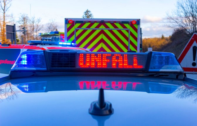 Am Donnerstagabend hat sich auf der A8 bei Pforzheim ein Auto überschlagen. (Symbolfoto)<span class='image-autor'>Foto: imago images/Markus Rott</span>