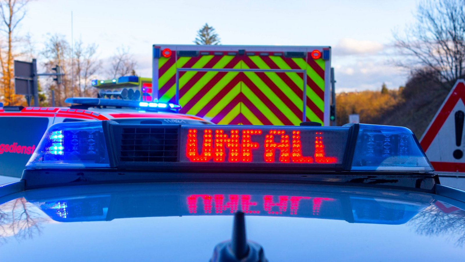 Am Donnerstagabend hat sich auf der A8 bei Pforzheim ein Auto überschlagen. (Symbolfoto)Foto: imago images/Markus Rott Am Donnerstagabend hat sich auf der A8 bei Pforzheim ein Auto überschlagen. (Symbolfoto)Foto: imago images/Markus Rott