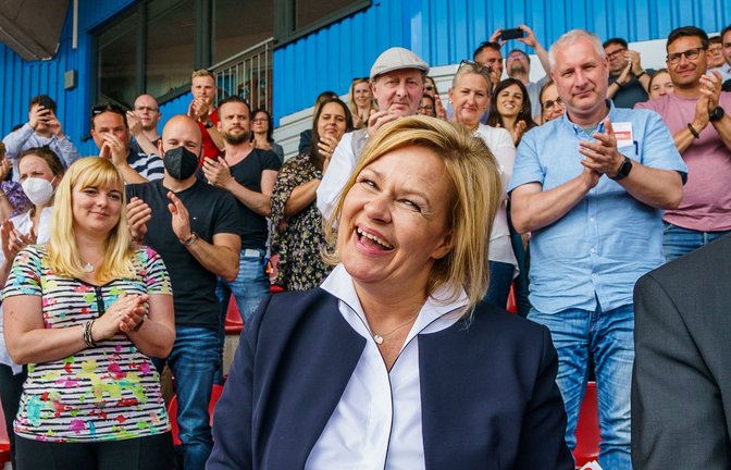 Mai 2022: Nancy Faeser freut sich über ihre Wiederwahl als hessische SPD-Vorsitzende auf dem Landesparteitag in Marburg.<span class='image-autor'>Foto: dpa/Andreas Arnold</span>