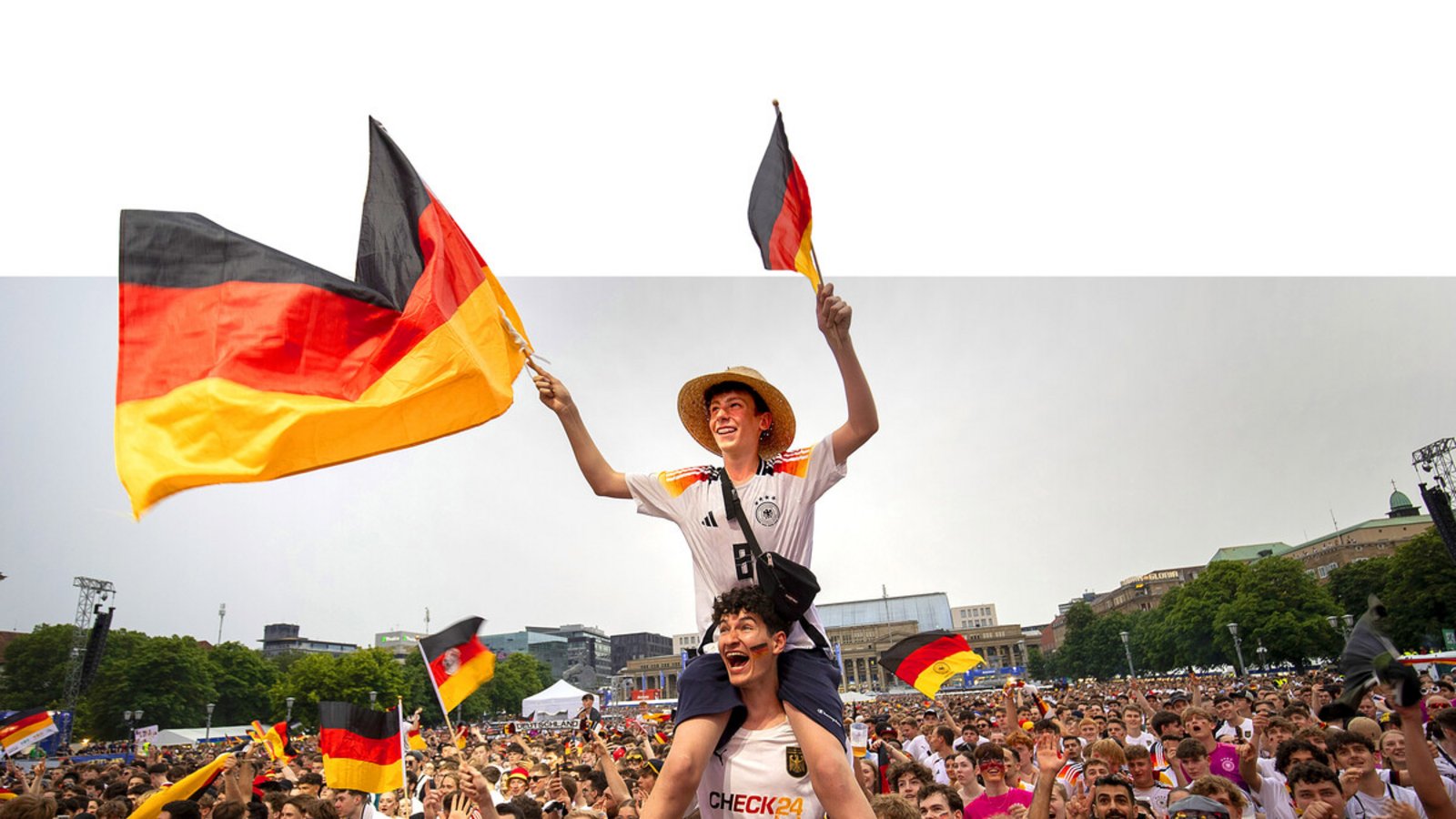 Die Fanzone als absolute Partyzone: Beim Spiel der deutschen Mannschaft gegen Dänemark feierten die Anhänger ausgelassen.Foto: Lichtgut/Leif Piechowski (2)/Zophia Ewska Die Fanzone als absolute Partyzone: Beim Spiel der deutschen Mannschaft gegen Dänemark feierten die Anhänger ausgelassen.Foto: Lichtgut/Leif Piechowski (2)/Zophia Ewska